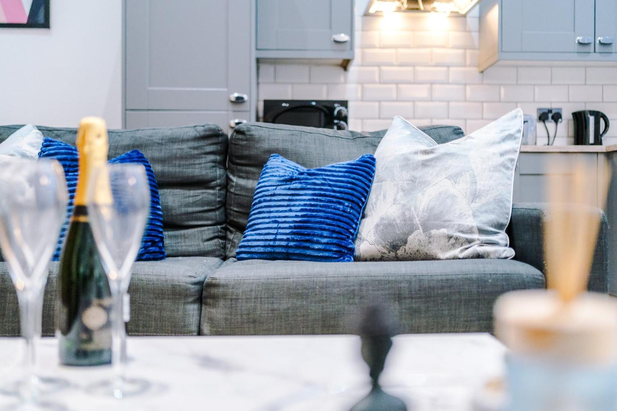 Modern 2-Bedroom Apt In The Heart Of City Centre リヴァプール エクステリア 写真