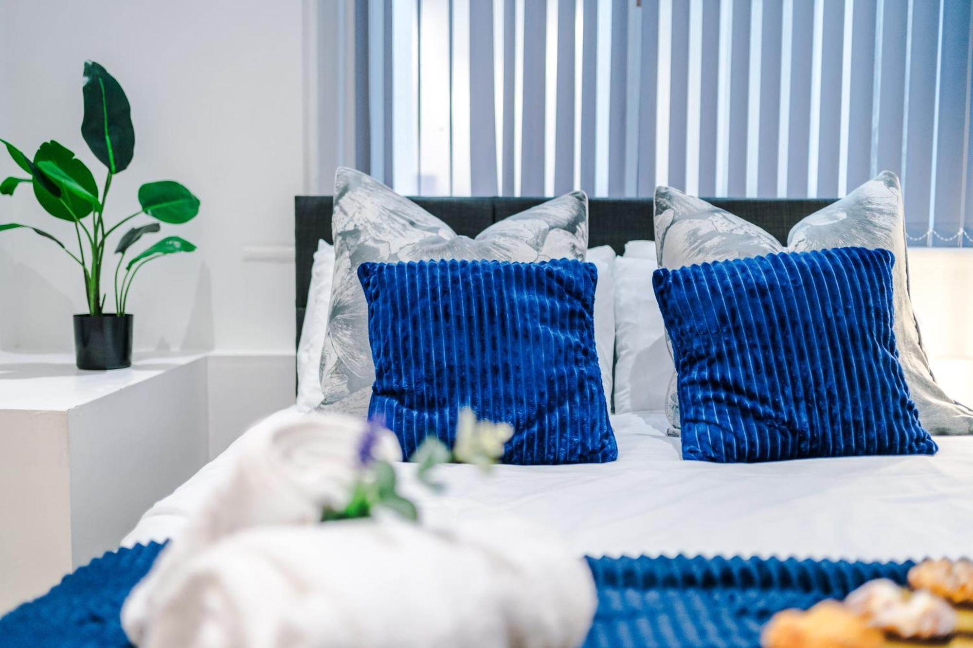 Modern 2-Bedroom Apt In The Heart Of City Centre リヴァプール エクステリア 写真