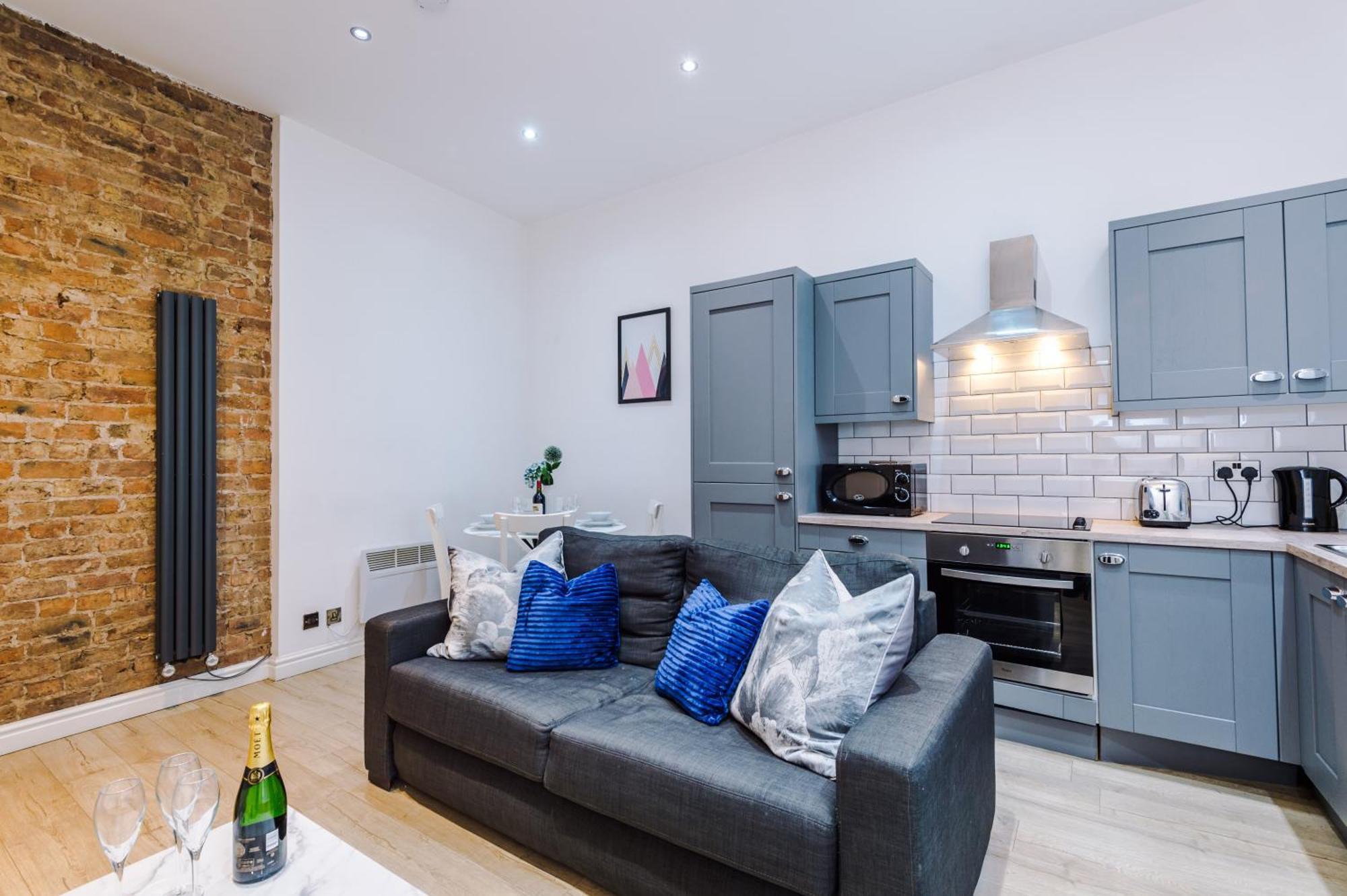 Modern 2-Bedroom Apt In The Heart Of City Centre リヴァプール エクステリア 写真