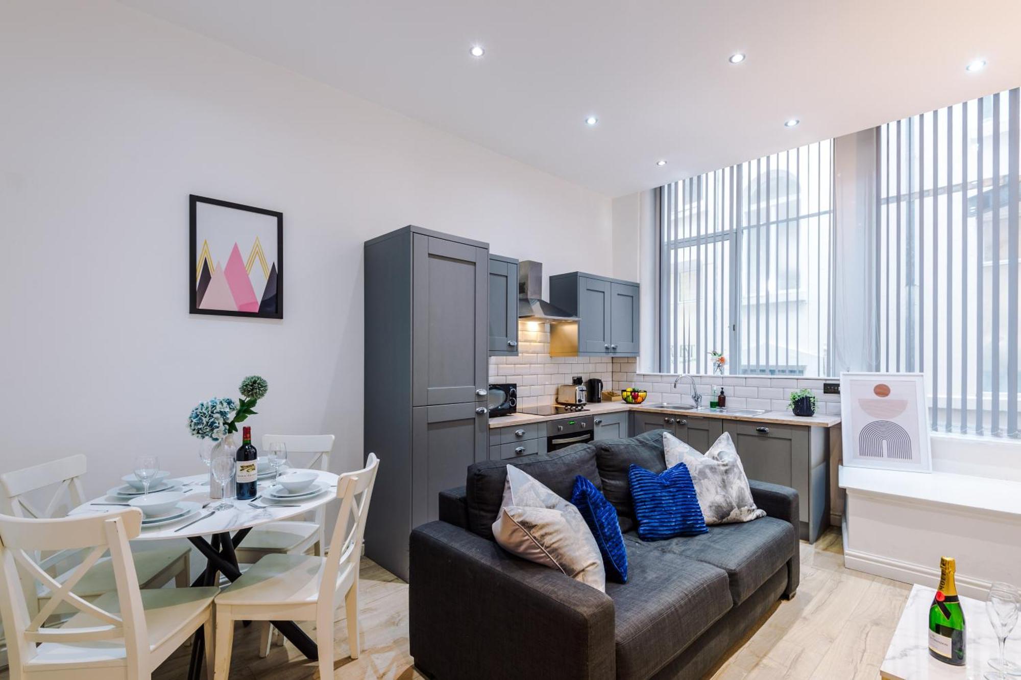 Modern 2-Bedroom Apt In The Heart Of City Centre リヴァプール エクステリア 写真