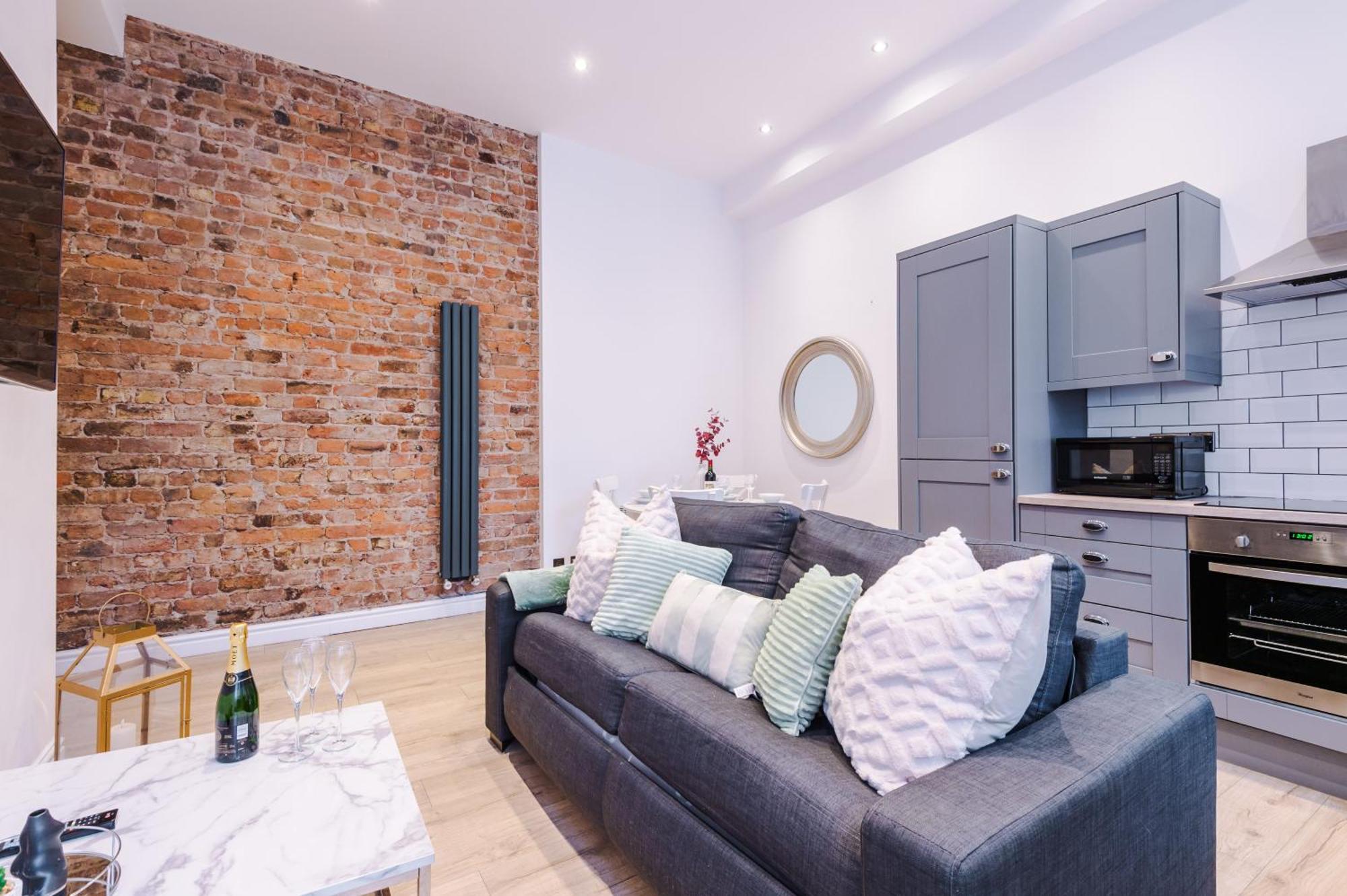 Modern 2-Bedroom Apt In The Heart Of City Centre リヴァプール エクステリア 写真