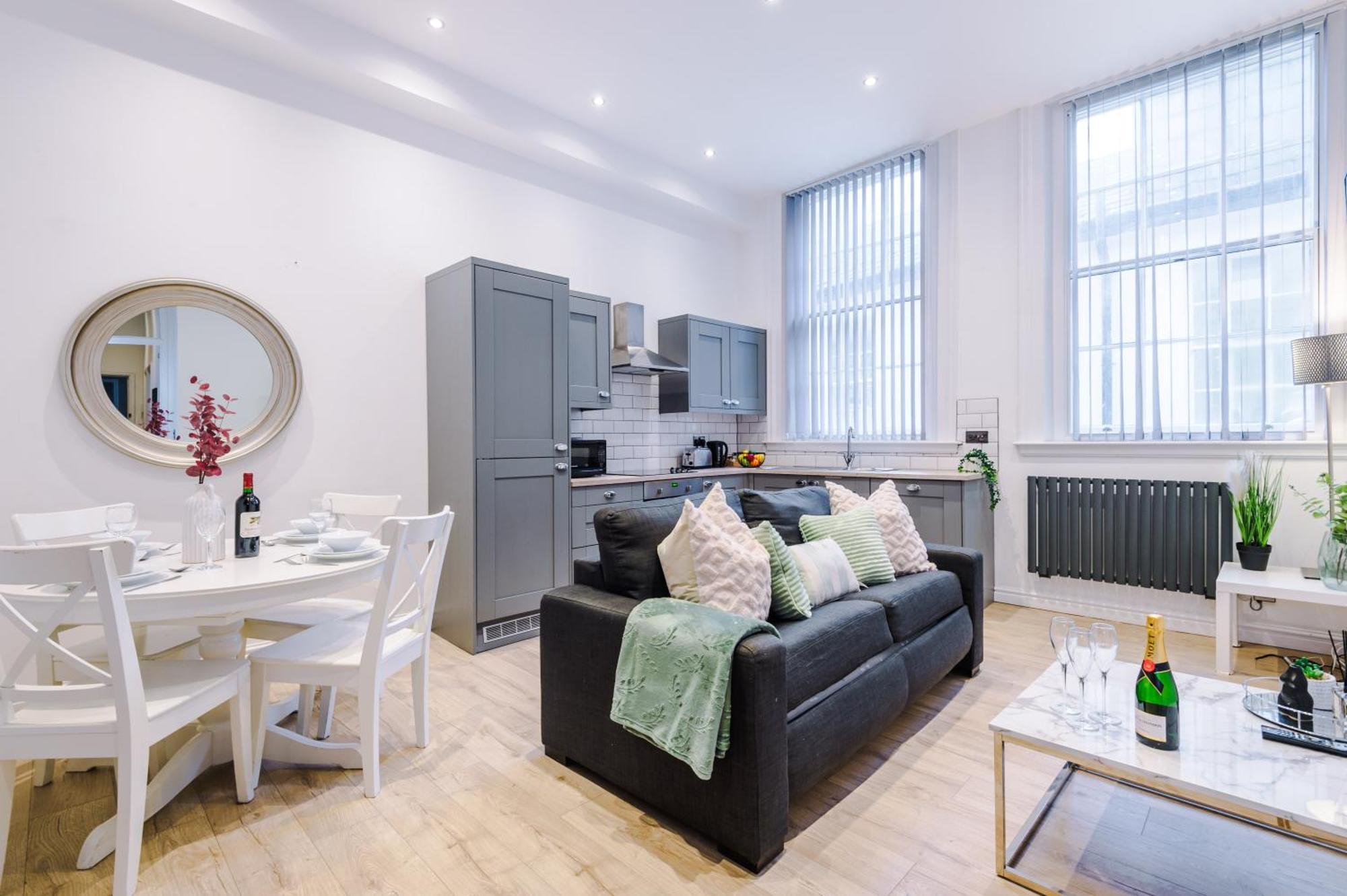 Modern 2-Bedroom Apt In The Heart Of City Centre リヴァプール エクステリア 写真